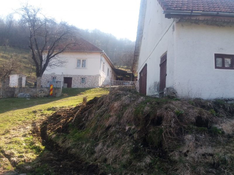 Bradean Vergil,sat Tarnita,utilitati apa,curent,baie,incalzire centrala,grajd,sura pret 50.000 euro Bradean Vergil,sat Tarnita,utilitati apa,curent,baie,incalzire centrala,grajd,sura pret 50.000 euro